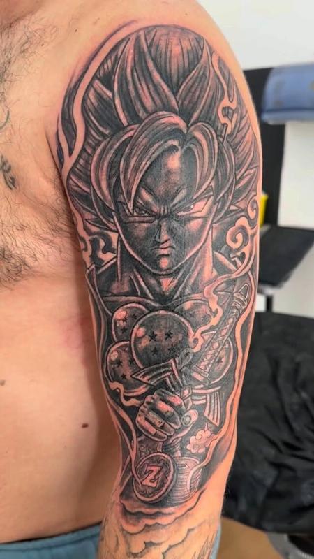 Cover up de Goku de Dragon Ball con las bolas de dragón en el hombro, en blanco y negro