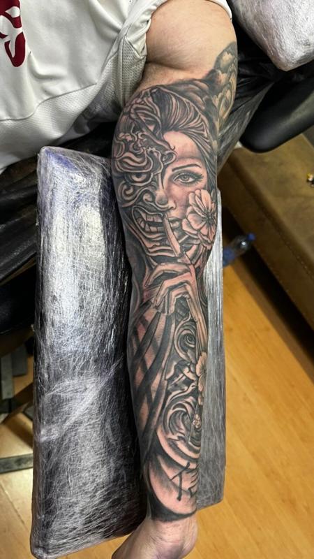 Manga completa en blanco y negro con una geisha, máscara hannya y flores de cerezo